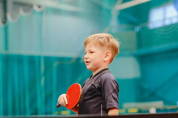 Glad Pojke Grå Shirt Står Vid Ett Bordtennisbord Tennis Hallen — Stockfoto