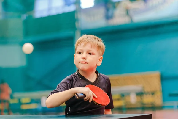 Masa Tenisi oyun, konsantre çocuk tenis topu tenis koridorda çalış.