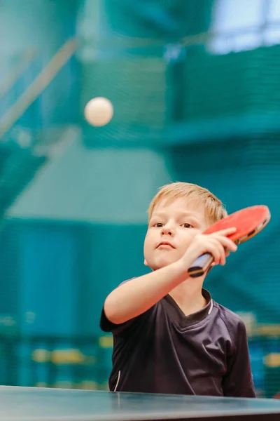 Мальчик Спортсмен Играет Настольный Теннис Теннисном Зале — стоковое фото
