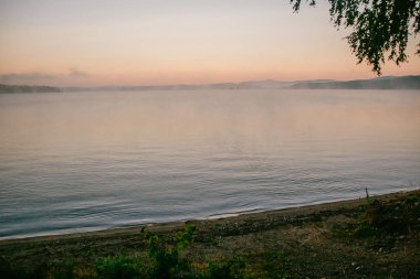 yumuşak yumuşak hafif pembe şafak büyük gölde, gündoğumu, huzur, kıyı şeridi