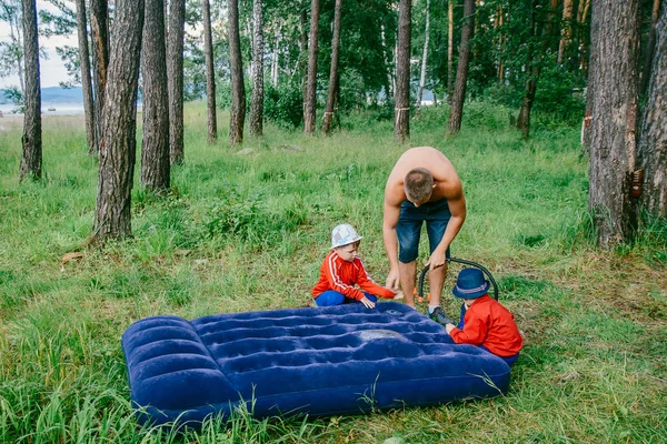 Man Met Kinderen Opgepompt Blauwe Luchtbed Het Bos Zomer — Stockfoto