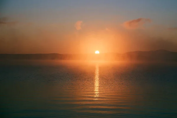 Amanhecer Laranja Escuro Lago Grande Nascer Sol Sol Laranja Grande — Fotografia de Stock