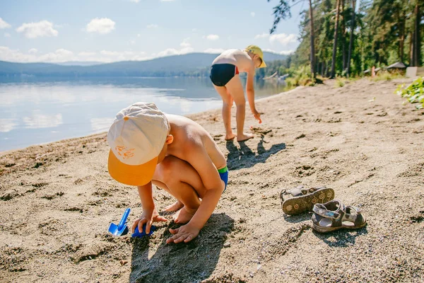 Dois Meninos Brincam Areia Praia Lago Verão — Fotografia de Stock