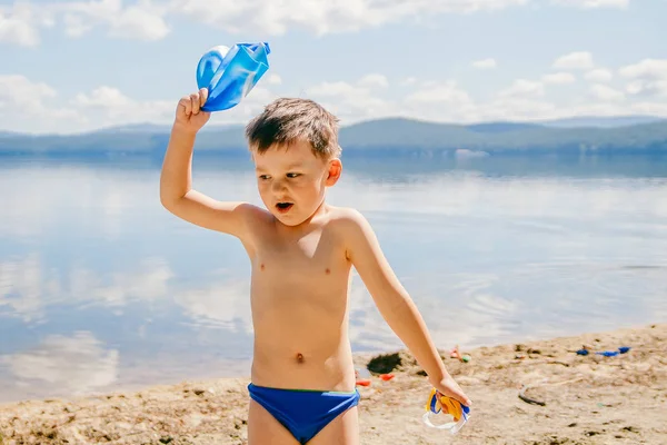 Menino Bronzeado Três Anos Calções Banho Joga Lago Verão Férias — Fotografia de Stock