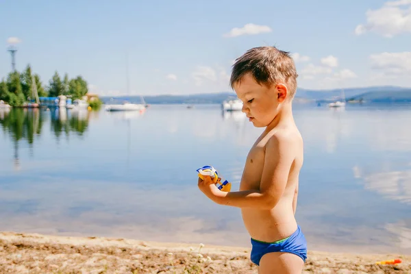 Garçon Bronzé Trois Ans Dans Des Maillots Bain Joue Sur — Photo