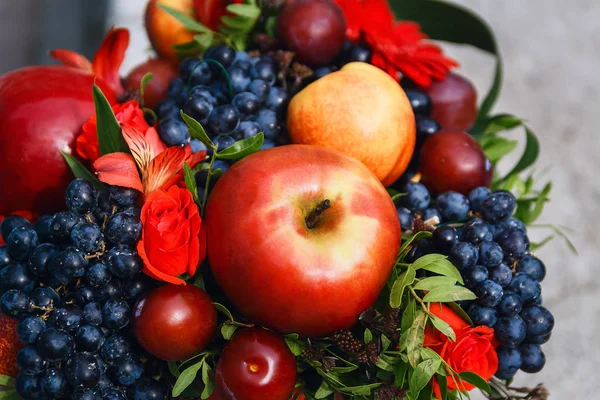 Apetecendo Cesta Frutas Com Maçãs Uvas Cerejas Maduras — Fotografia de Stock