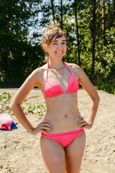 Junge Schöne Frau Rosa Badeanzug Steht Einem Heißen Sommertag Sandstrand — Stockfoto