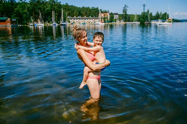 Молодая Счастливая Мать Маленьким Сыном Стоящая Воде Озере Семейный Летний — стоковое фото