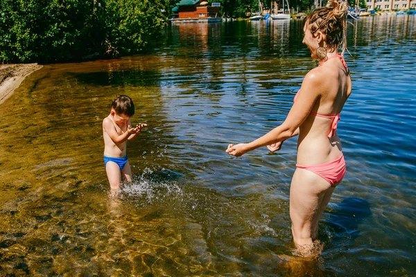 Молодая Мать Маленьким Мальчиком Играют Водой Озере Летом Семейное Счастье — стоковое фото