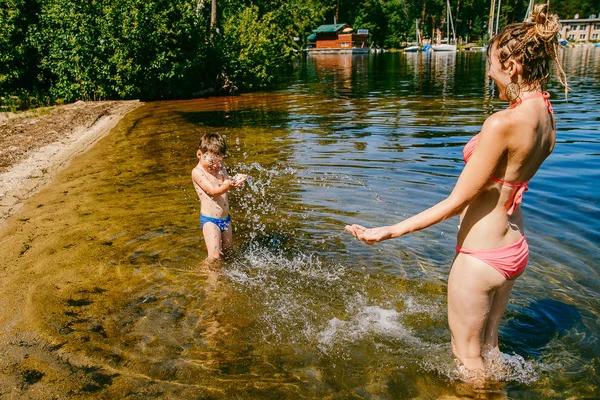 Молодая Мама Маленьким Мальчиком Играющим Водой Озере Летом Семейное Счастье — стоковое фото