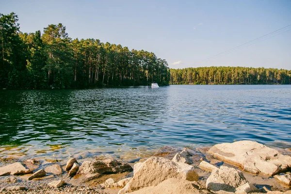 Skaliste Wybrzeże Dużego Jeziora Lato Błękitne Wody Fale — Zdjęcie stockowe