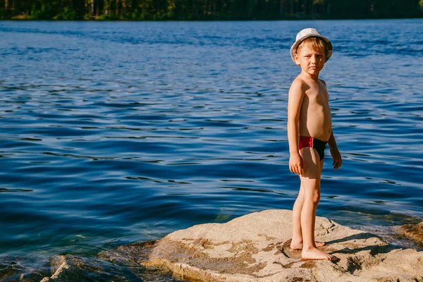 Chłopiec Kąpielówki Stoi Duże Skały Plaży — Zdjęcie stockowe