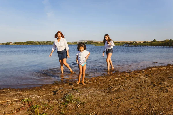 Жінка Двома Дочками Білих Сорочках Йдуть Уздовж Берега Озера Сонячний — стокове фото