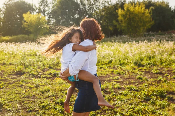 Mulher Circulando Sua Filha Nas Mãos Verão Gramado Floresta Dia — Fotografia de Stock