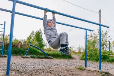 Yaz aylarında zemin sokak spor turnuvalar üzerinde altı gri bir takım içinde bir çocuk çekti