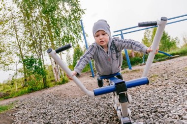 gri takım elbiseli erkek açık spor simülatörleri açık oyun yaz aylarında devreye girer