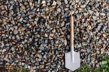 küçük gerilla kürek taş zemin üzerine