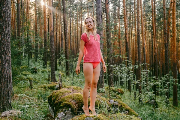 Молодая Красивая Женщина Стоит Большом Камне Сосновом Лесу Летом Закате — стоковое фото