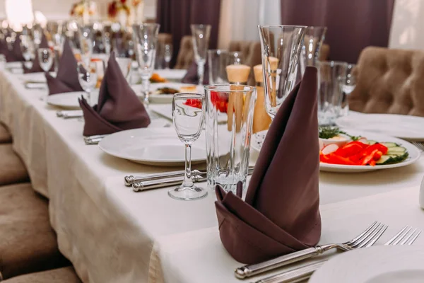 Table Riche Dans Restaurant Plats Blancs Vides Verres Verre Couverts — Photo