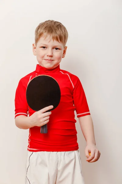 Chlapec Červené Tričko Drží Raketu Pro Stolní Tenis Bílém Pozadí — Stock fotografie