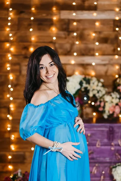 Feliz Embarazada Morena Cogida Mano Sobre Estómago Sonriendo Una Mujer —  Fotos de Stock