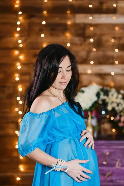 Mulher Morena Grávida Bonita Vestido Azul Seda Olha Para Barriga — Fotografia de Stock