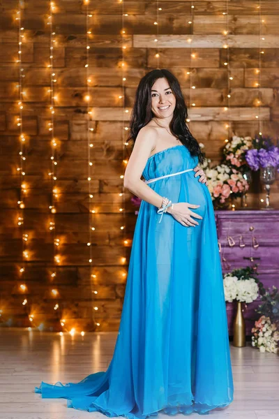 Hermosa Mujer Morena Embarazada Feliz Vestido Largo Seda Azul Levanta —  Fotos de Stock