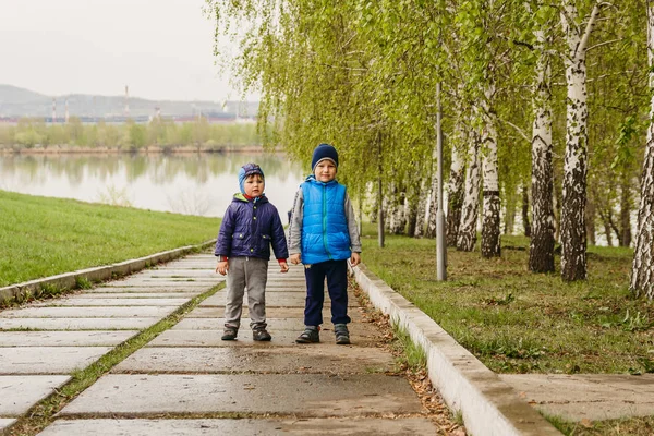 Два Маленьких Мальчика Стоящих Парке После Дождя Два Мальчика Весеннем — стоковое фото