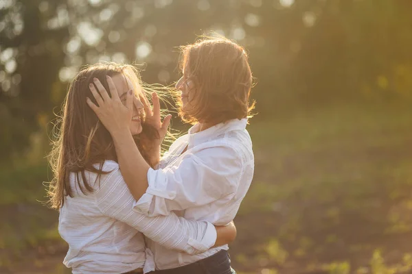 Žena Dcerou Jako Teenager Bílé Košili Objímání Léto Parku Podsvícení — Stock fotografie