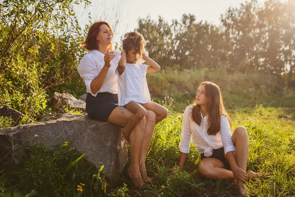 Mamá Peina Cabello Hija Naturaleza Mujer Con Dos Hijas Sentadas — Foto de Stock