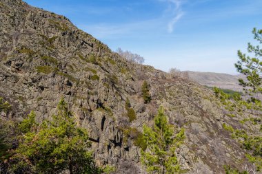 bahar manzara, yüksek büyük dağ, mavi gökyüzü