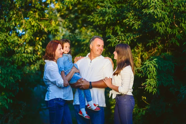 Potret Dari Keluarga Bahagia Dengan Empat Kemeja Putih Hutan Musim — Stok Foto