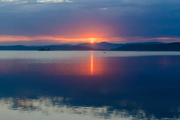 Prachtige Vroege Roze Dageraad Een Groot Meer Rustige Ochtend Oever — Stockfoto