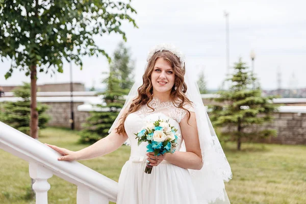 カメラ目線と夏の笑みを浮かべて白いドレスで美しい繊細な花嫁 — ストック写真