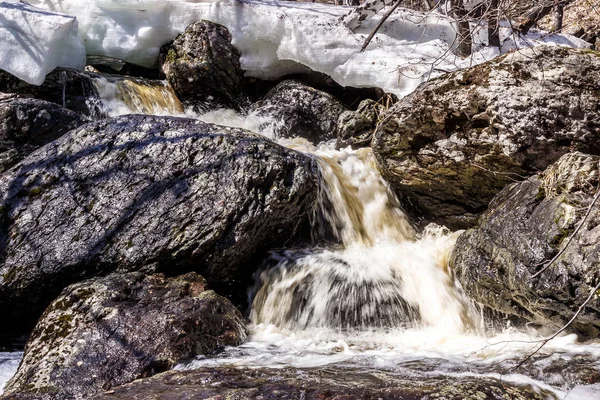 Flusso Acqua Bollente Sciogliersi Montagna Primavera — Foto Stock