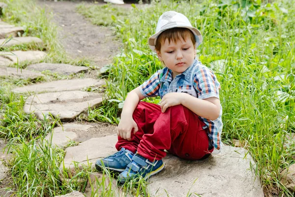 Söt Stilig Pojke Tre Gammal Hatt Och Röda Jeans Sitter — Stockfoto