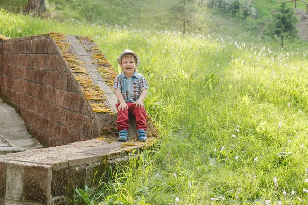 Glad Söt Boy Tre Gammal Hatt Och Röda Jeans Sitter — Stockfoto