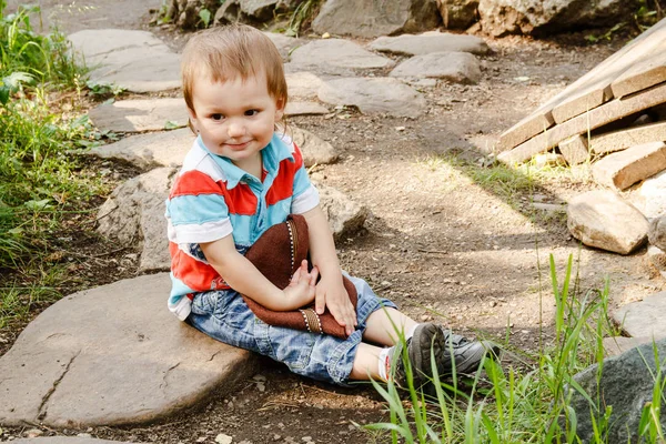 Niño Lindo Dos Años Pantalones Cortos Sienta Las Rocas Verano —  Fotos de Stock