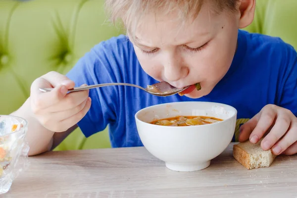 Маленький Мальчик Аппетитно Ест Вкусный Суп Большой Ложкой — стоковое фото