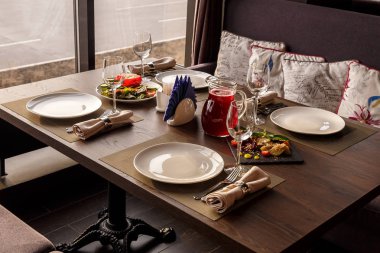 yanında belgili tanımlık pencere, restoranda ayarla tablo akşam yemeği