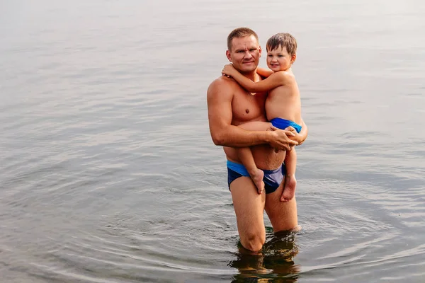 Щасливий Батько Обіймає Свого Маленького Сина Стоячи Озері — стокове фото