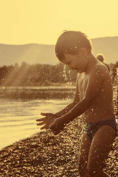 Мальчик Играет Брызги Воды Летом Пляже Винтажном Стиле — стоковое фото