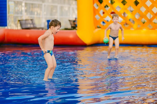 Dvě Vtipné Kluky Hrát Vodní Fotbal Nafukovací Venkovní Bazén — Stock fotografie