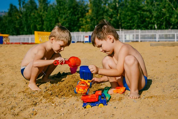 Doi Băieți Care Joacă Mașini Plajă Nisip Timpul Verii — Fotografie, imagine de stoc