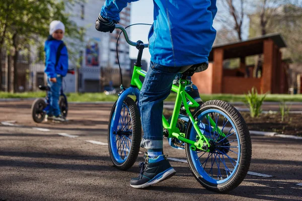 Дитячі Ноги Кросівках Педалі Велосипеда Близькі — стокове фото