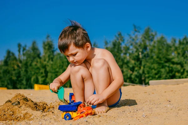 Маленький Загорелый Мальчик Играет Автоматом Песке Пляже Летом — стоковое фото