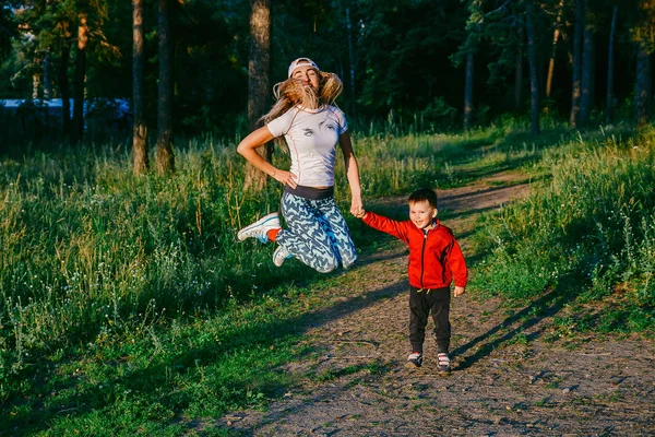 Mujer Joven Con Niño Pequeño Divirtiéndose Bosque Verde Verano —  Fotos de Stock