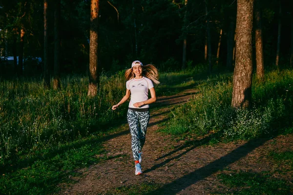 Giovane Ragazza Shirt Bianca Corre Lungo Sentiero Nel Bosco Estate — Foto Stock