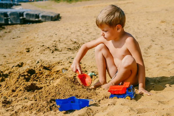 Menino Cinco Anos Bronzeado Brincando Areia Praia Verão — Fotografia de Stock