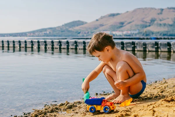 Загорелый Мальчик Играет Песке Озере Летом — стоковое фото